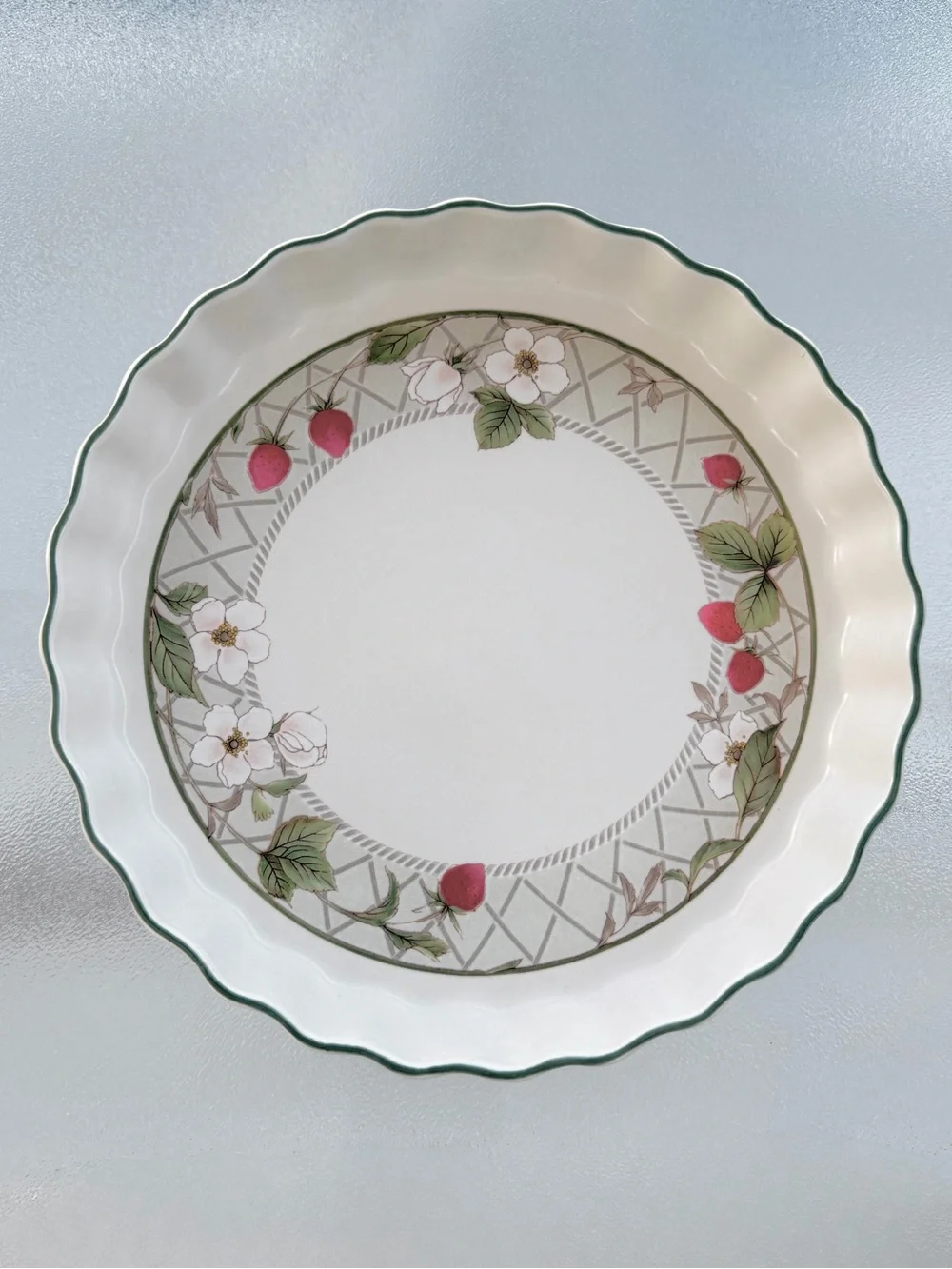 Mikasa Intaglio Strawberry Fair Quiche or Tart 10” Stoneware Dish